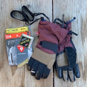 Mountain Hardwear “High Exposure Women’s Gore-Tex” Ski Gloves